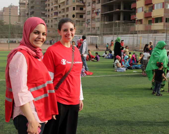 Rachael Corbishley (right), Health Research Assistant, and Ghada Qadora (left), Programme Assistant, supervise the fun and games at Save the Children’s community event in Ard El-Lewa, Greater Cairo under the Forsa Project. (Photo Meg Pruce / Save the Children)